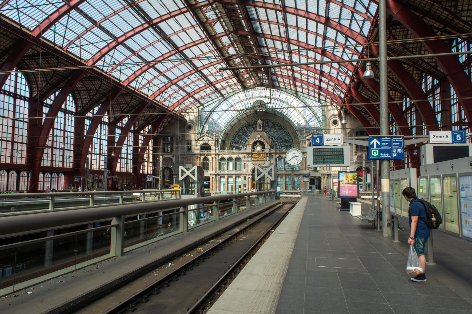 Perrons onder de overkapping van het station Antwerpen-Centraal