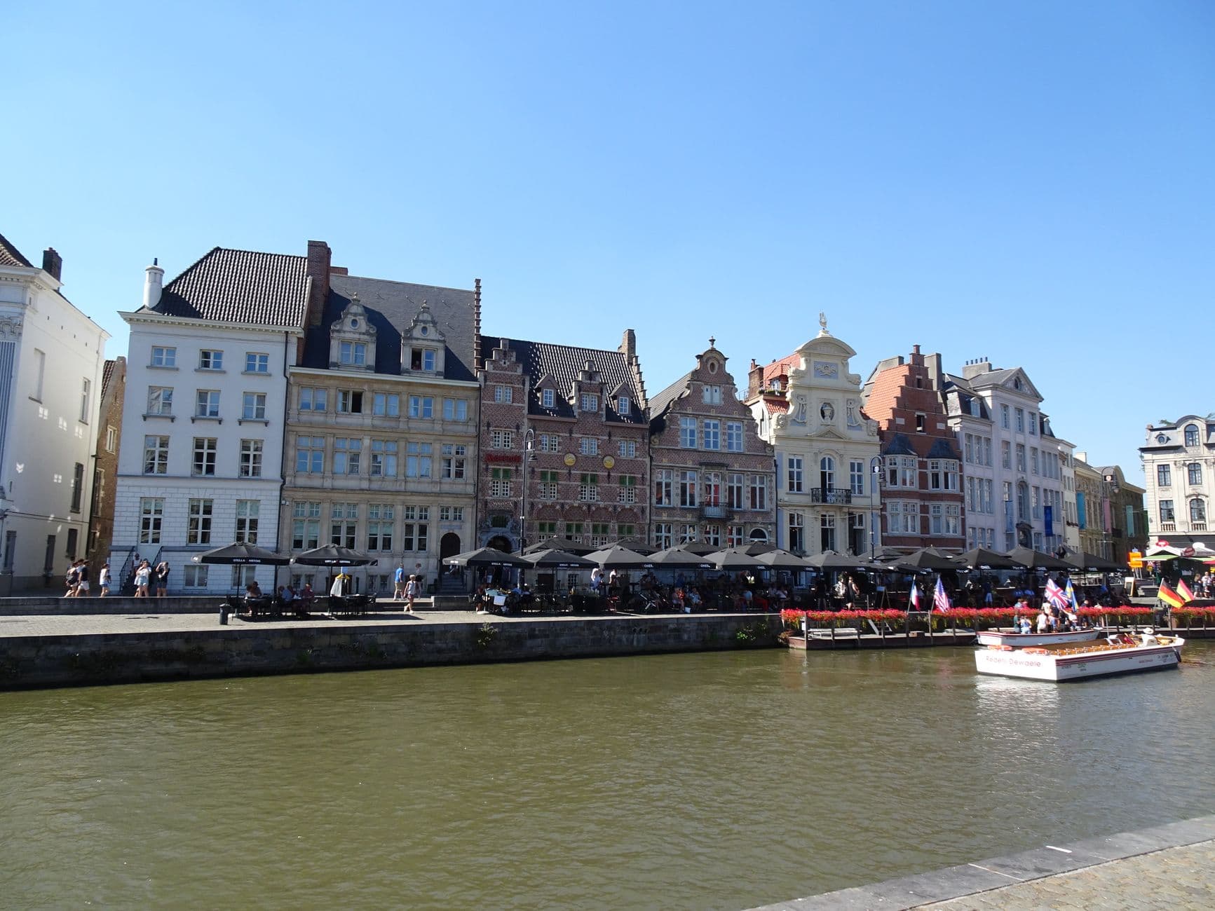 Gevels en terrassen langs het water in Gent