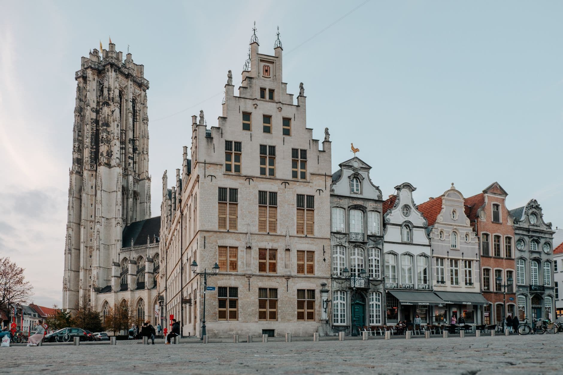 Gevels aan de Grote Markt van Mechelen met een hoge toren