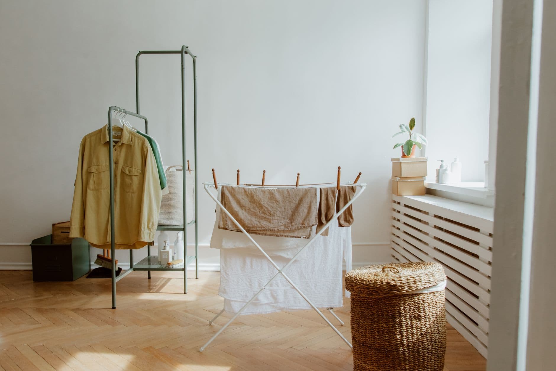 Wasrek met kleren in een lichte kamer