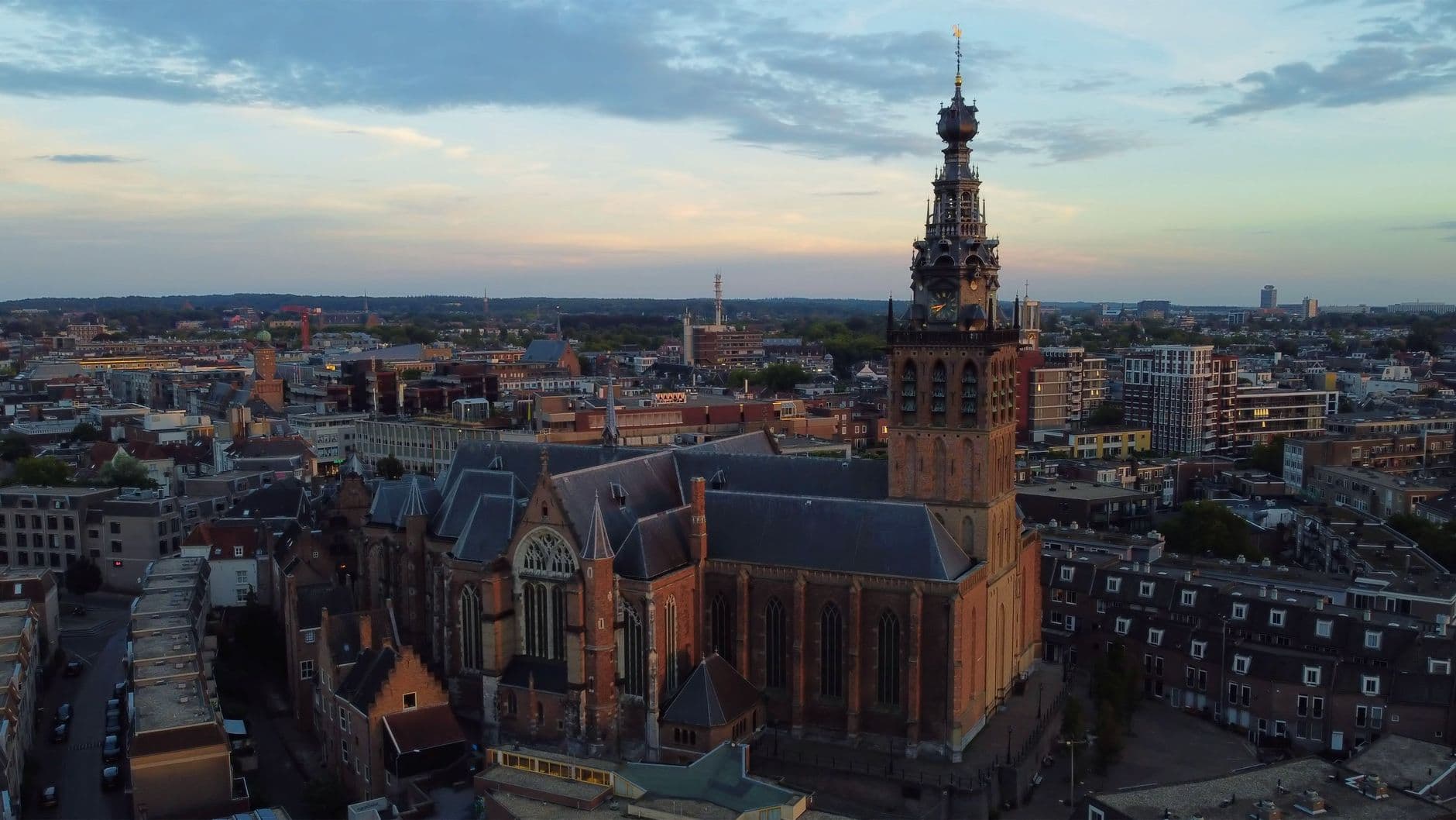Luchtfoto van een stad met een grote kerk