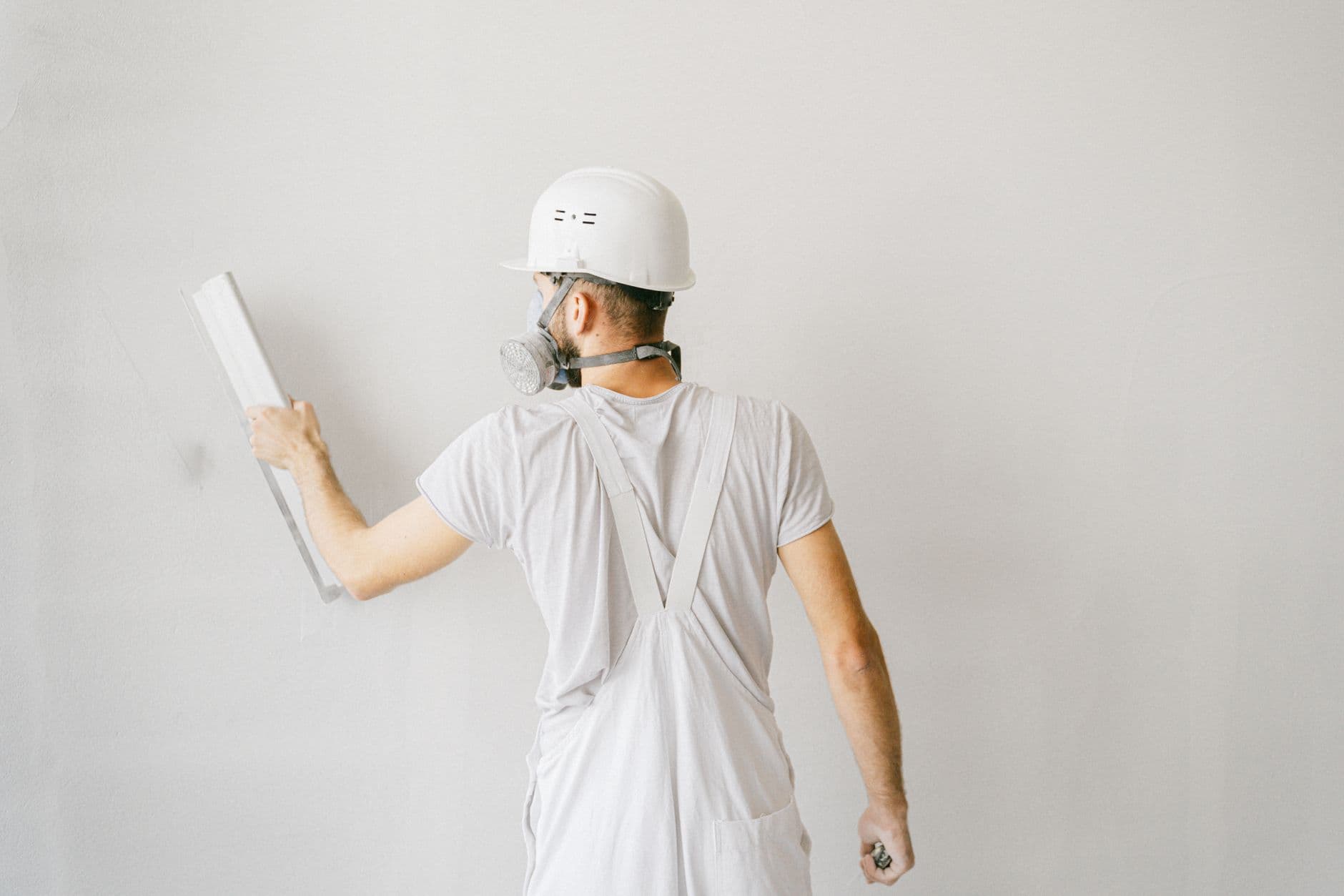 Vakman pleistert een witte binnenmuur