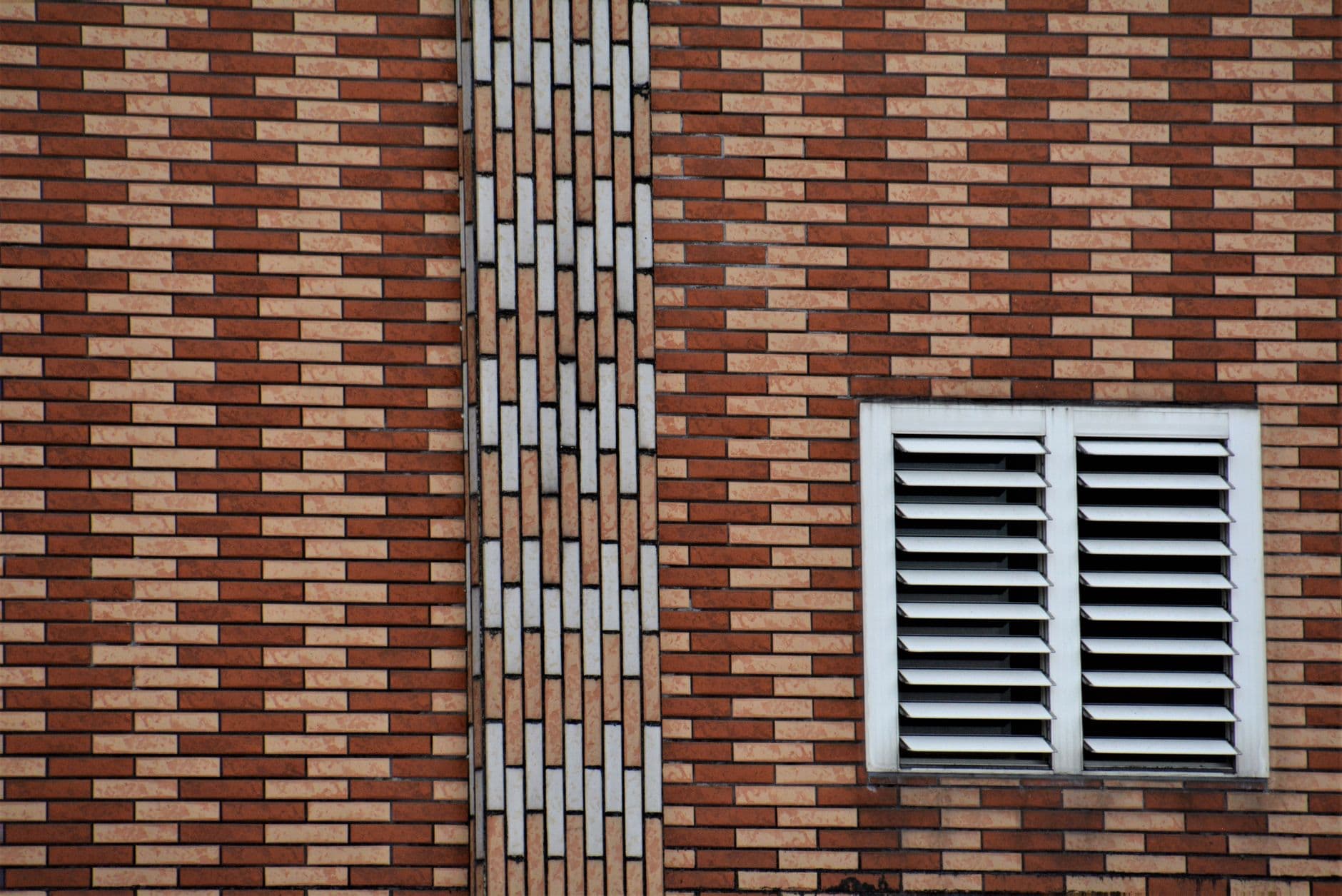 Ventilatierooster in een bakstenen gevel