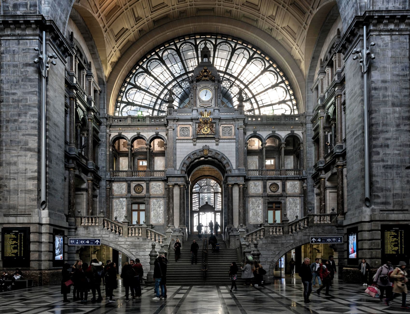 Inkomhal van het station Antwerpen-Centraal met koepel en klok