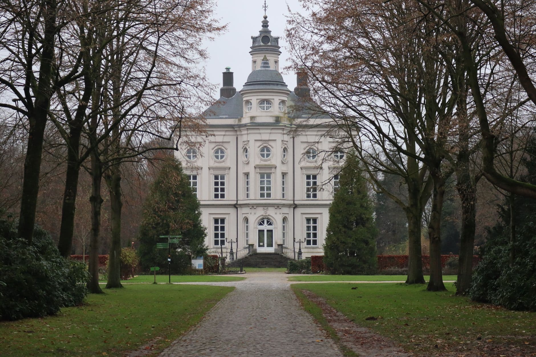 Kasteel aan het einde van een dreef in een park in Beveren