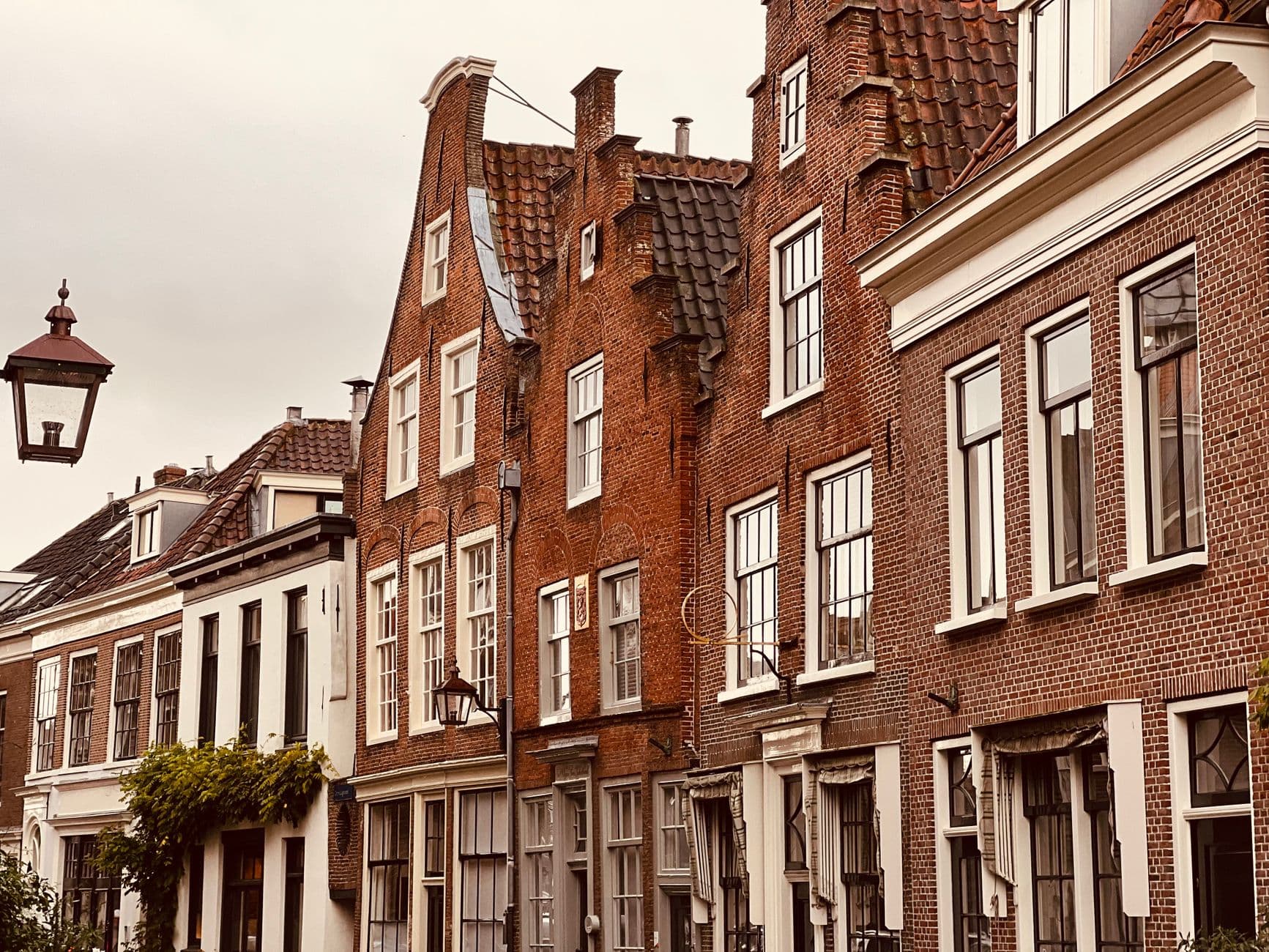 Bakstenen huizen met trapgevels aan een straat