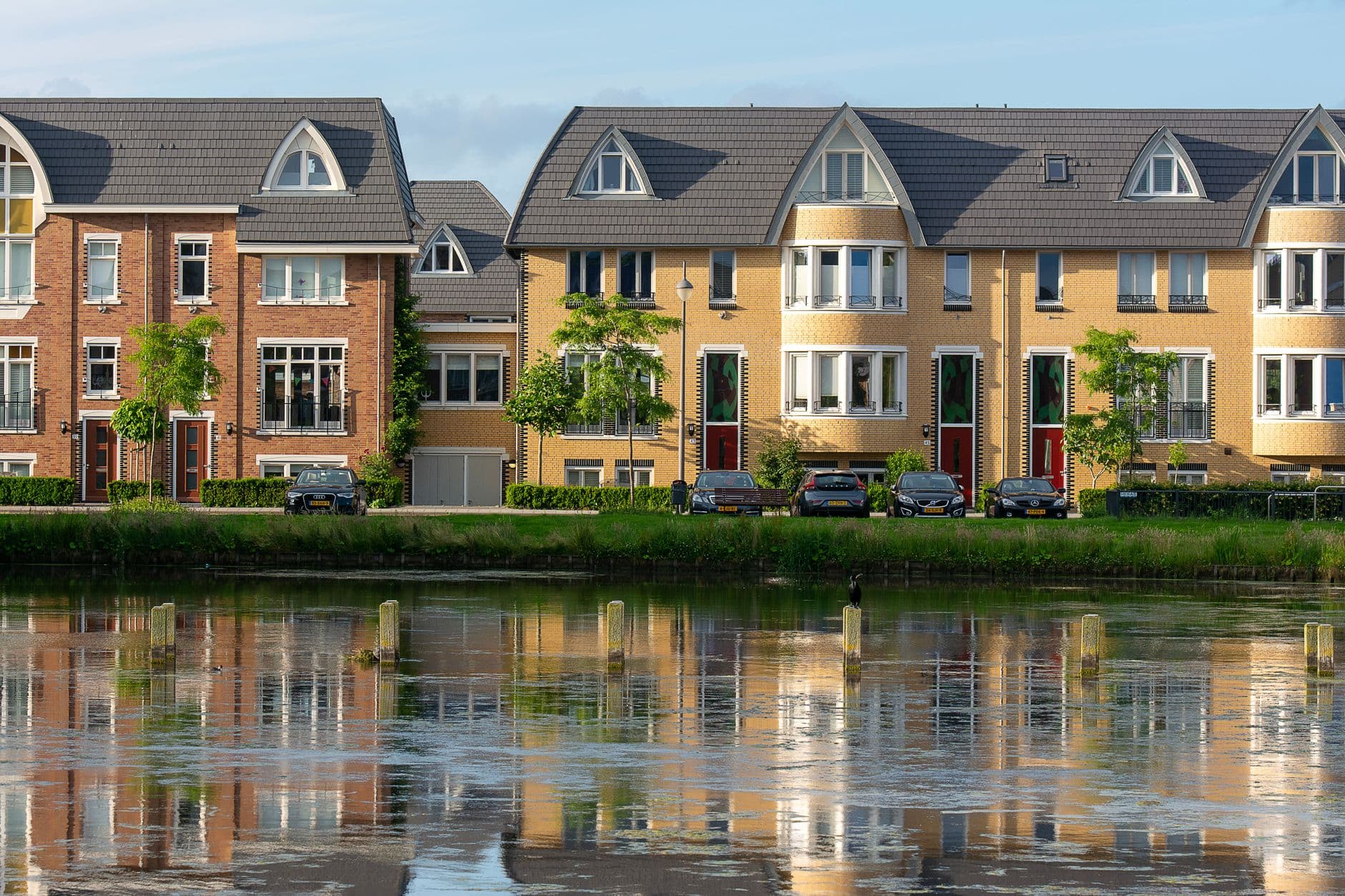 Rij nieuwe woningen aan het water