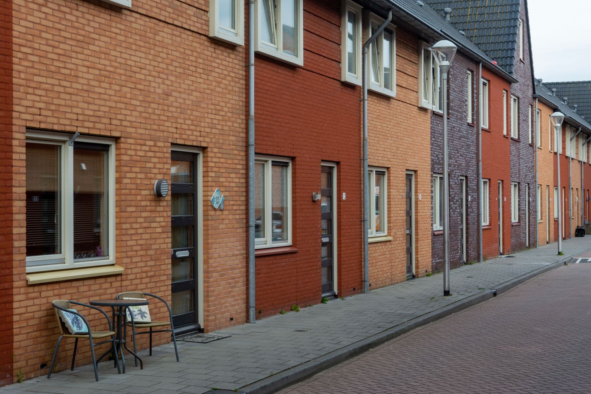 Straat met bakstenen rijhuizen in verschillende kleuren