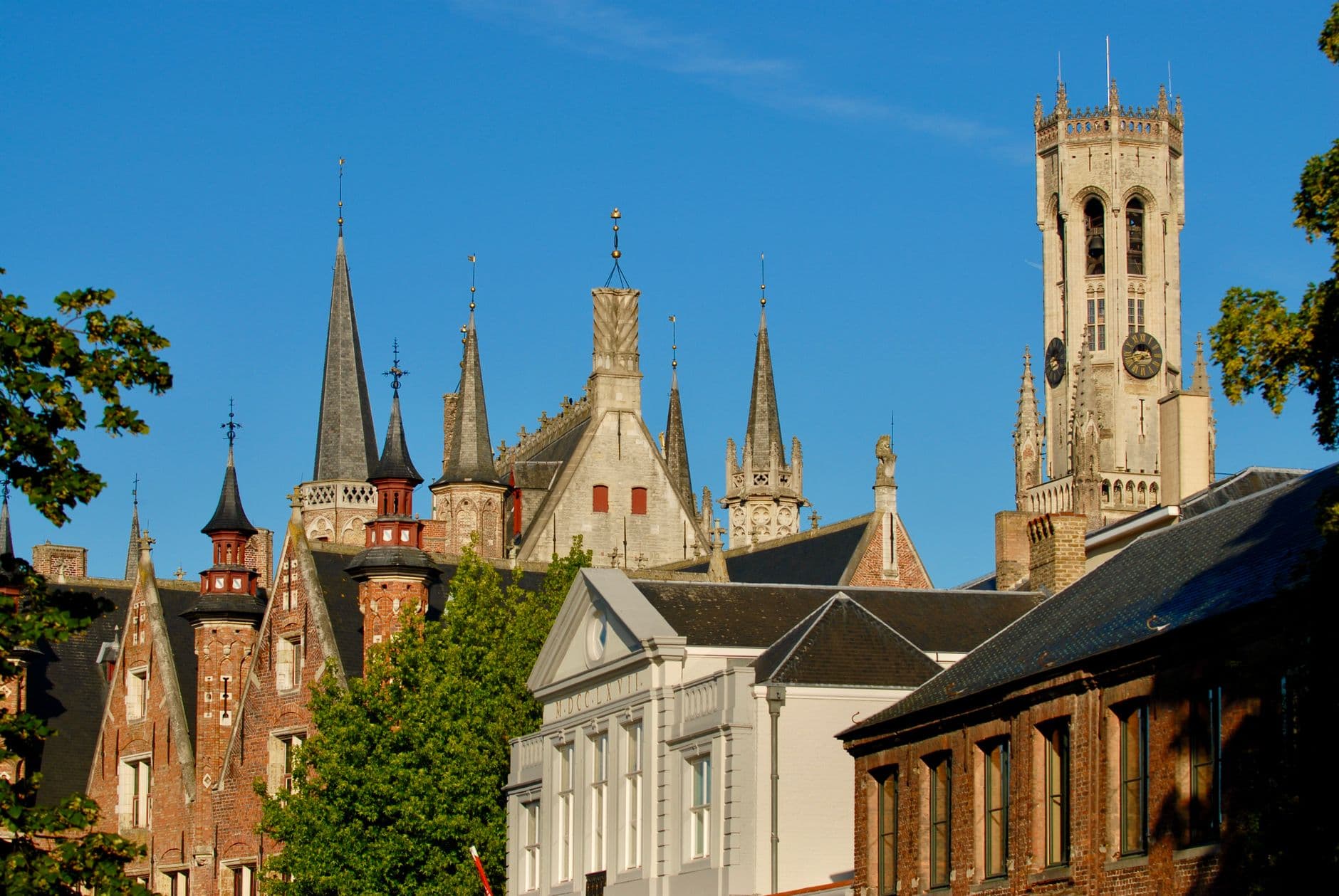 Torens en daken van het historische centrum van Brugge