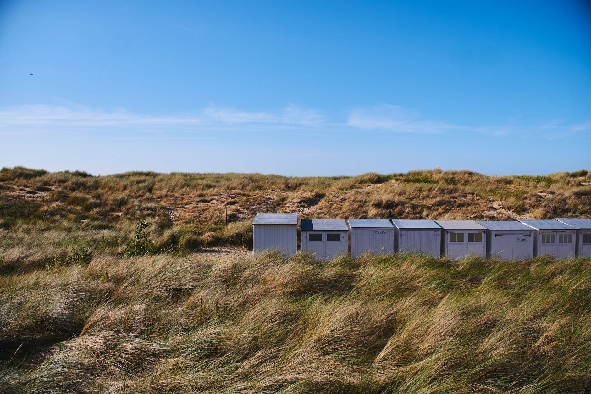 Strandcabines achter de duinen in Knokke-Heist