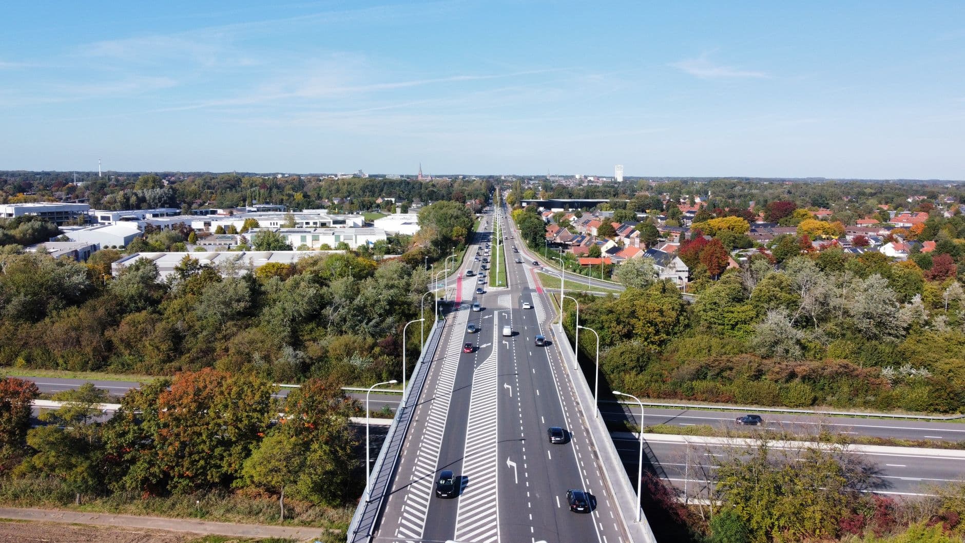 Luchtfoto van een brug over de weg en groene wijken in Turnhout