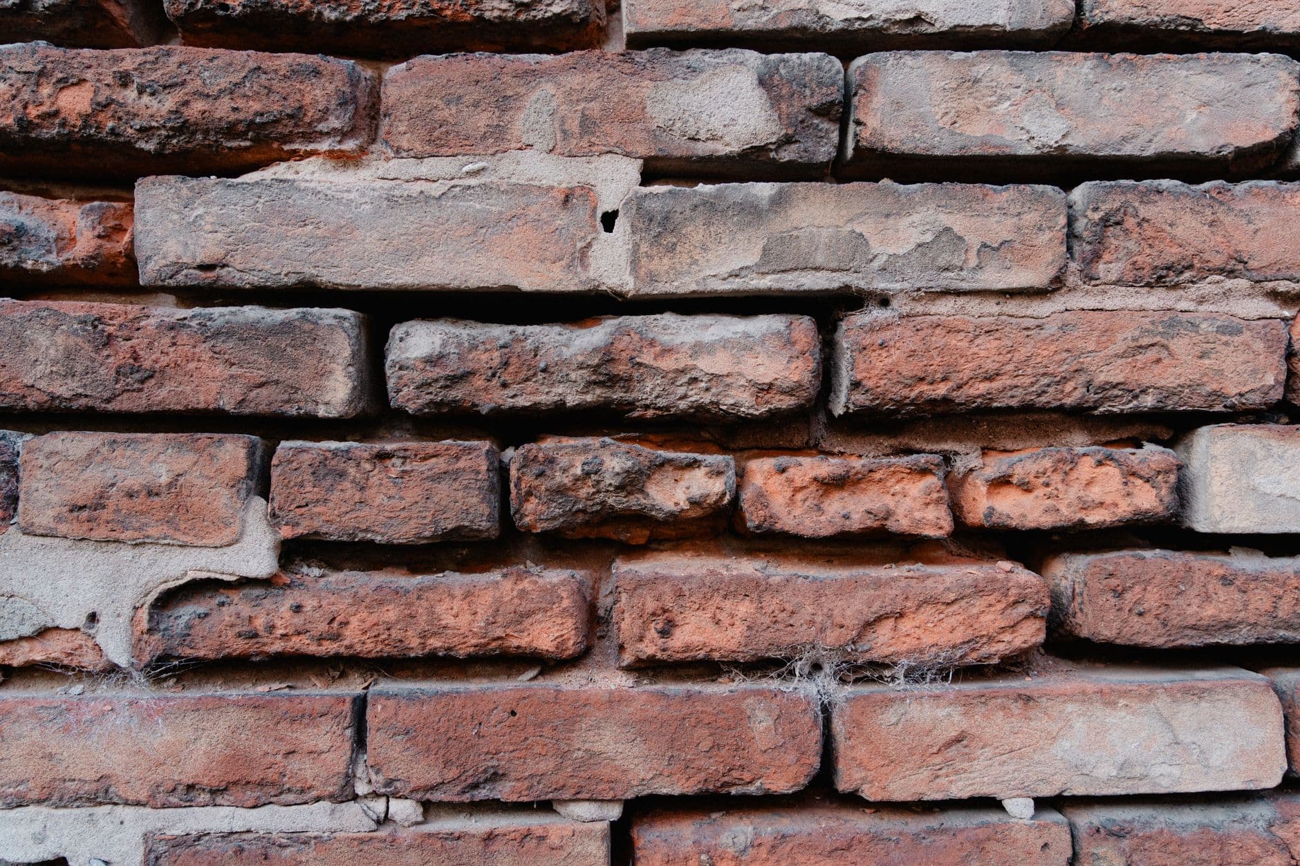 Oude rode bakstenen muur van dichtbij
